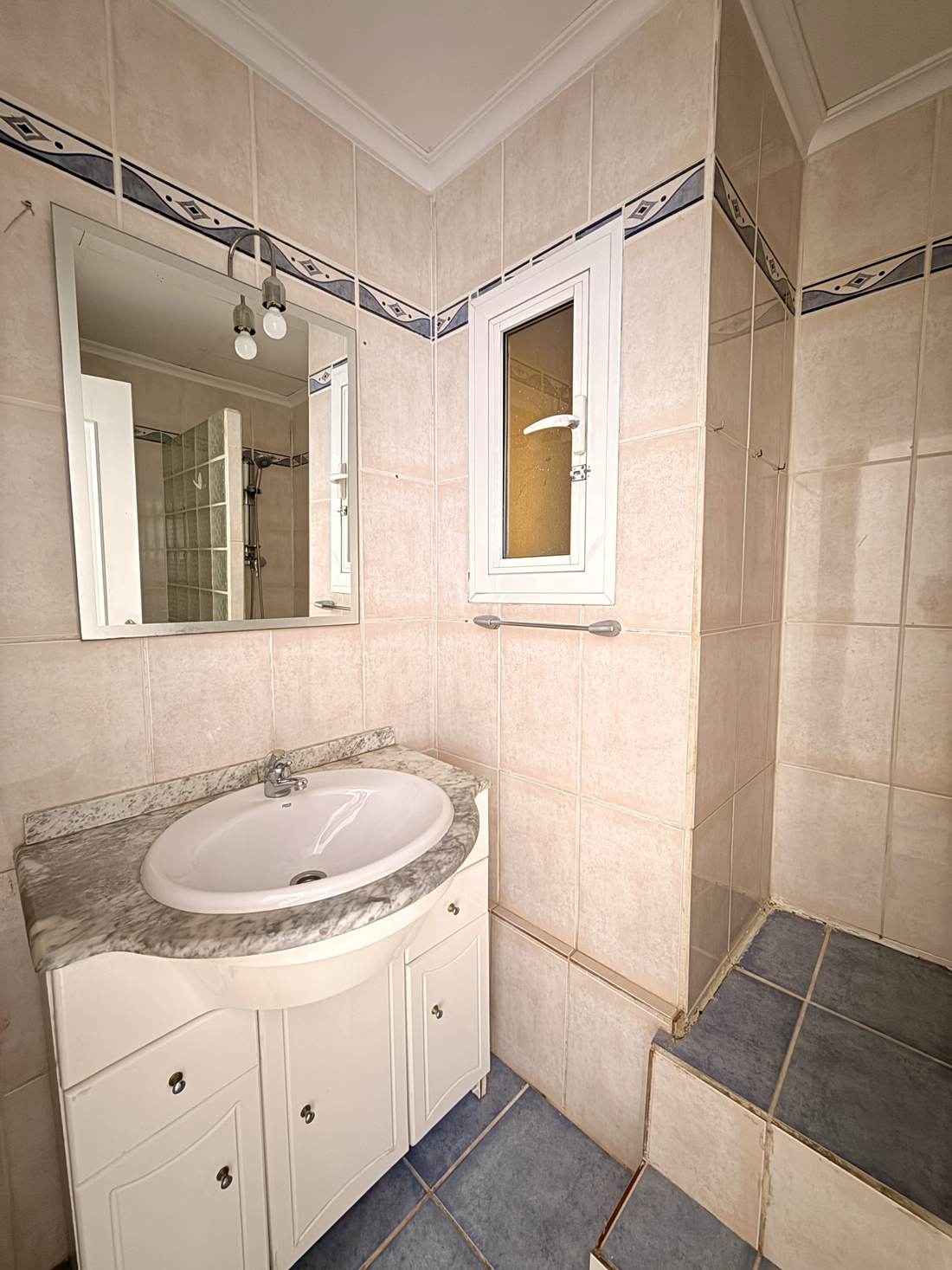 Baño — el piso de Polop