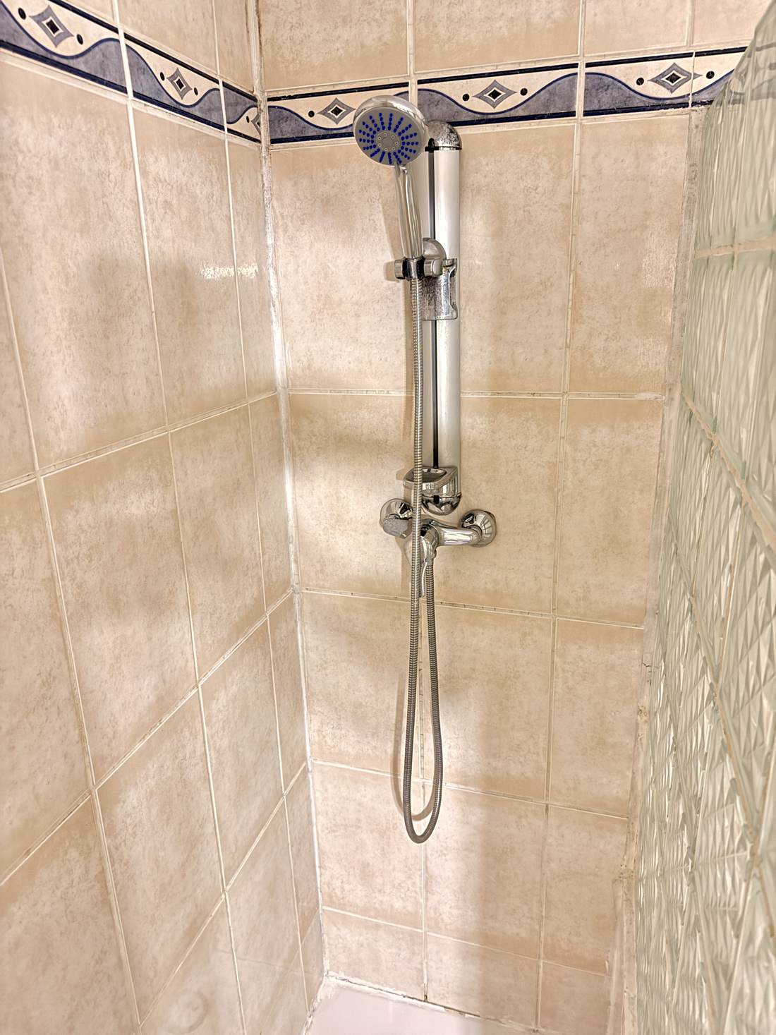 Baño — el piso de Polop