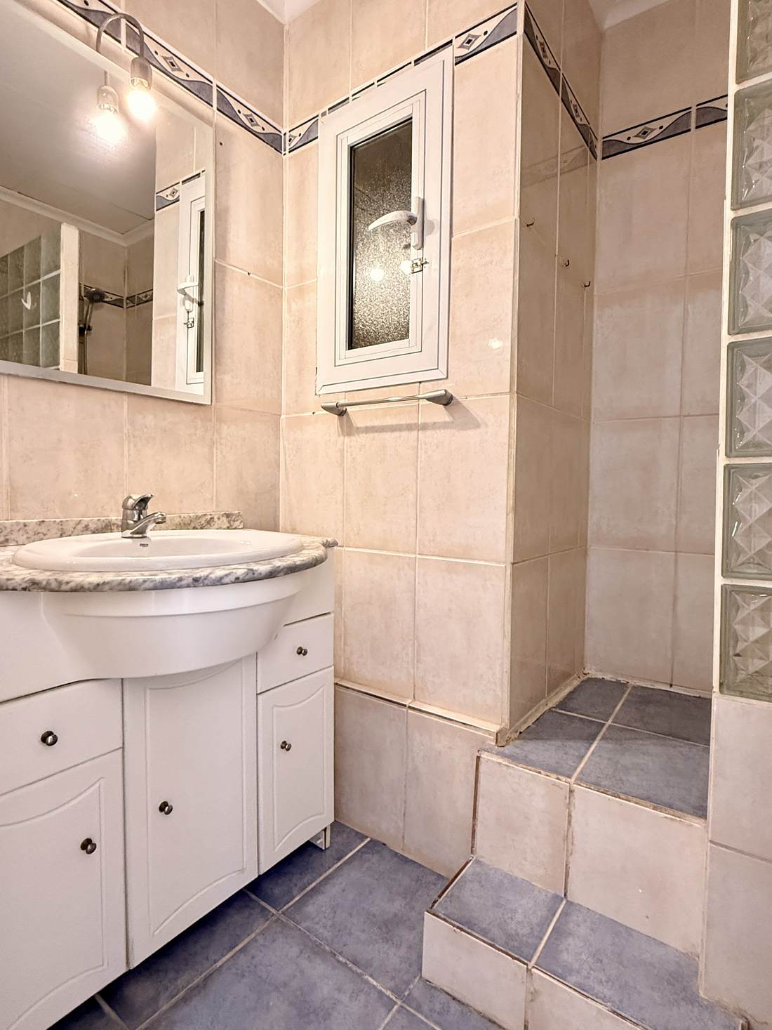 Baño — el piso de Polop