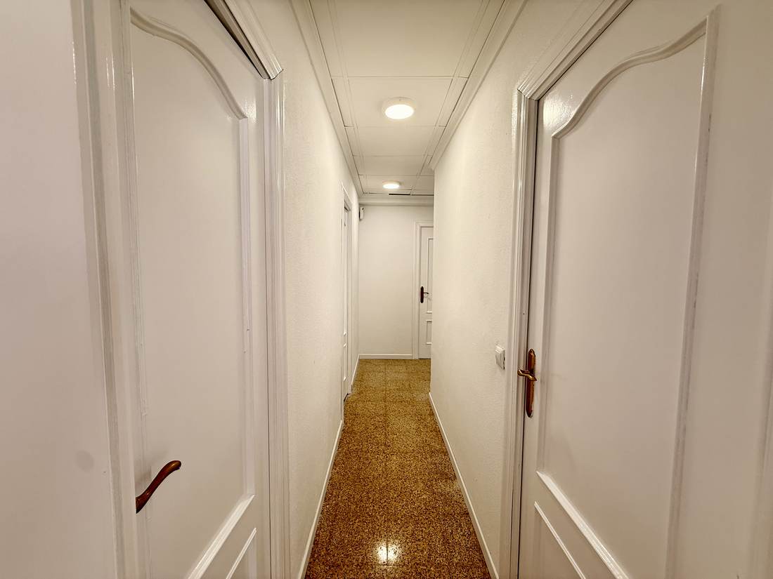 Pasillo y puertas interiores — el piso de Polop