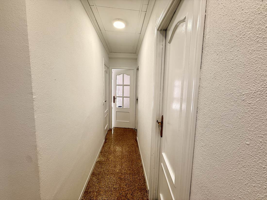 Pasillo y puertas interiores — el piso de Polop