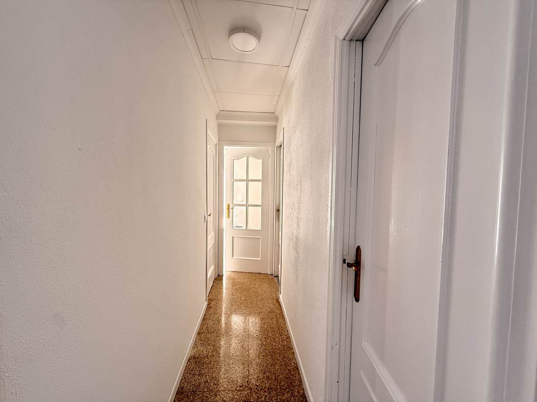 Pasillo y puertas interiores — el piso de Polop