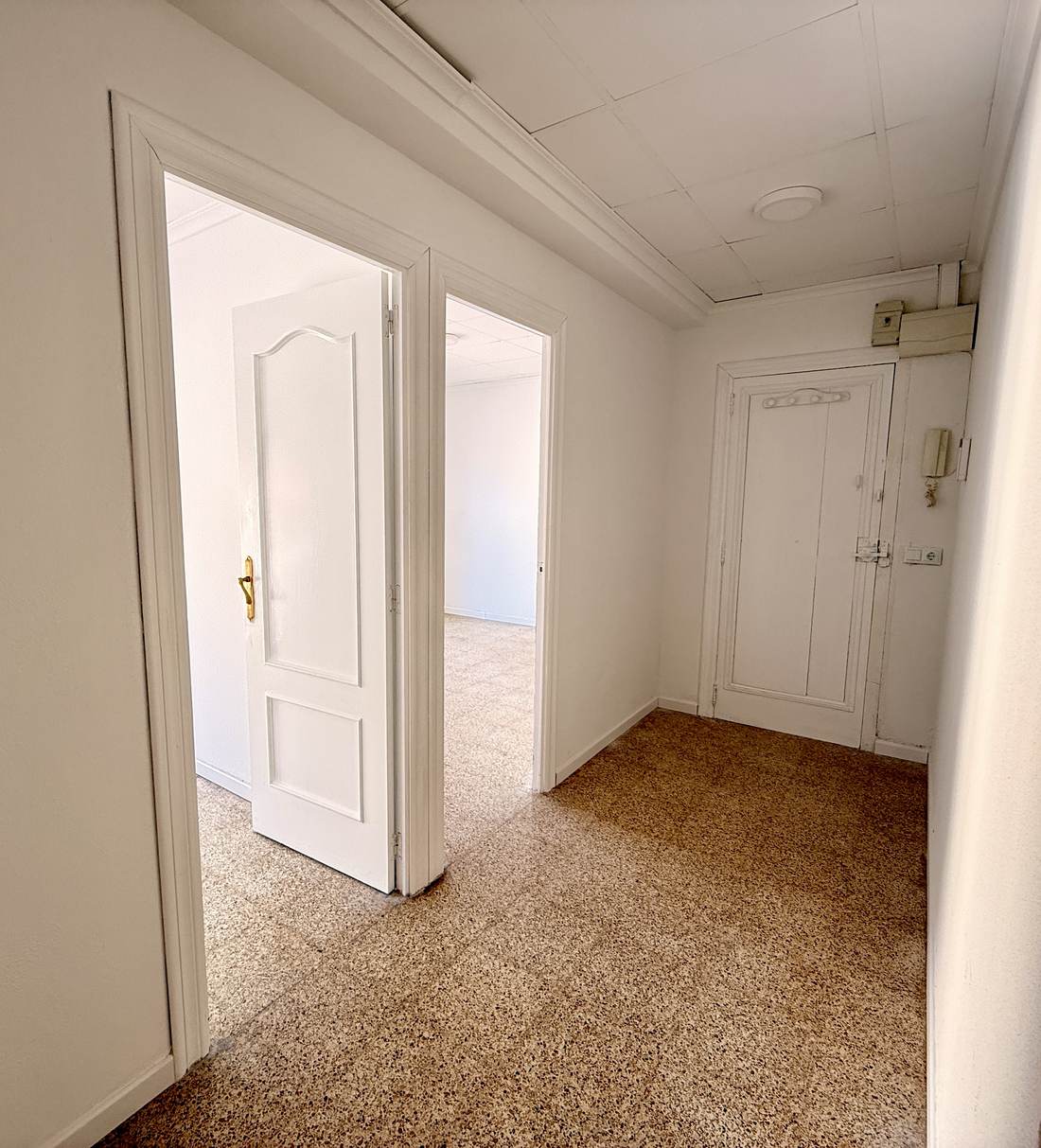 Pasillo y puertas interiores — el piso de Polop
