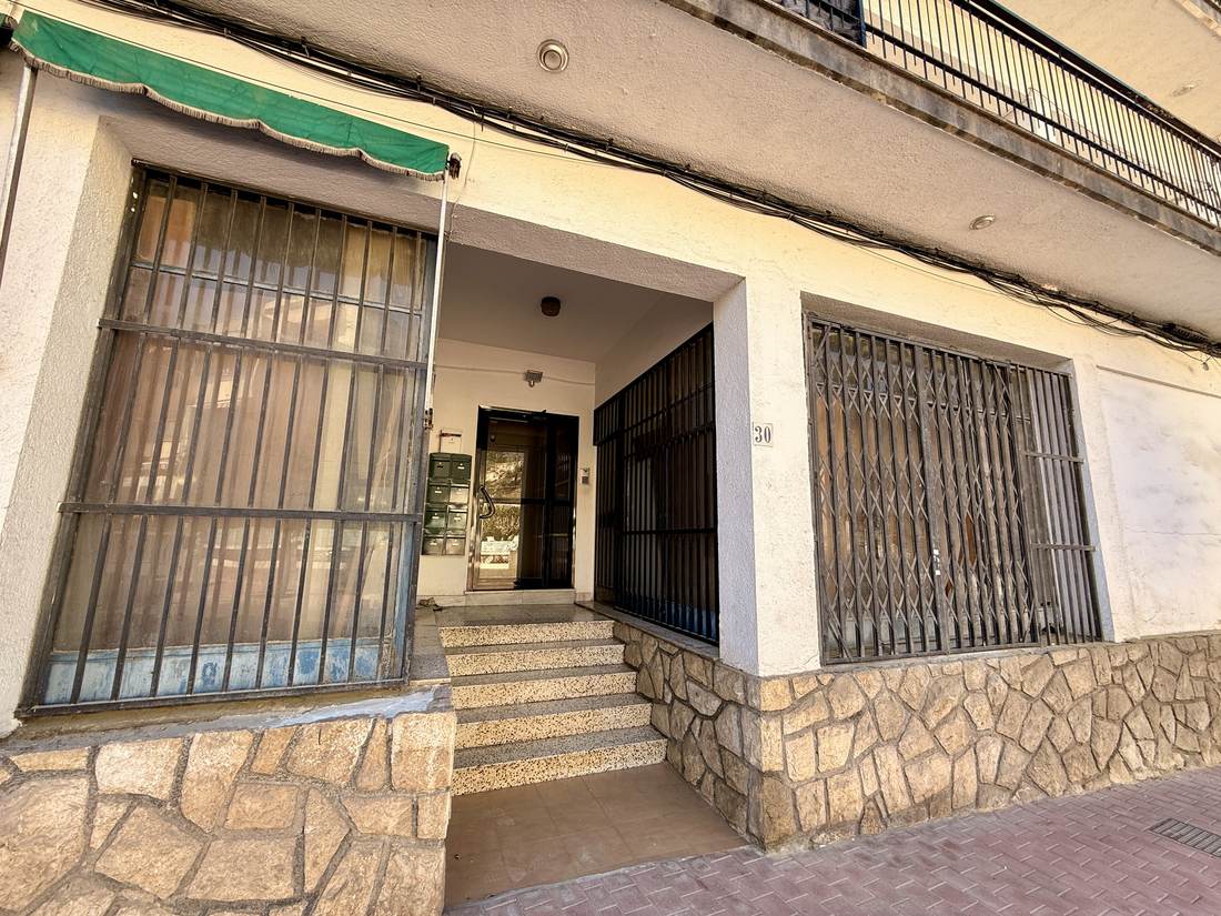 Portal y escalera del edificio — el piso de Polop