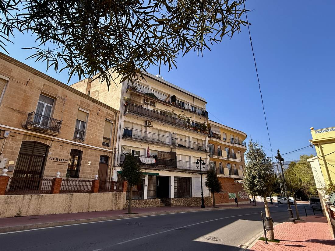 La calle del edificio — el piso de Polop