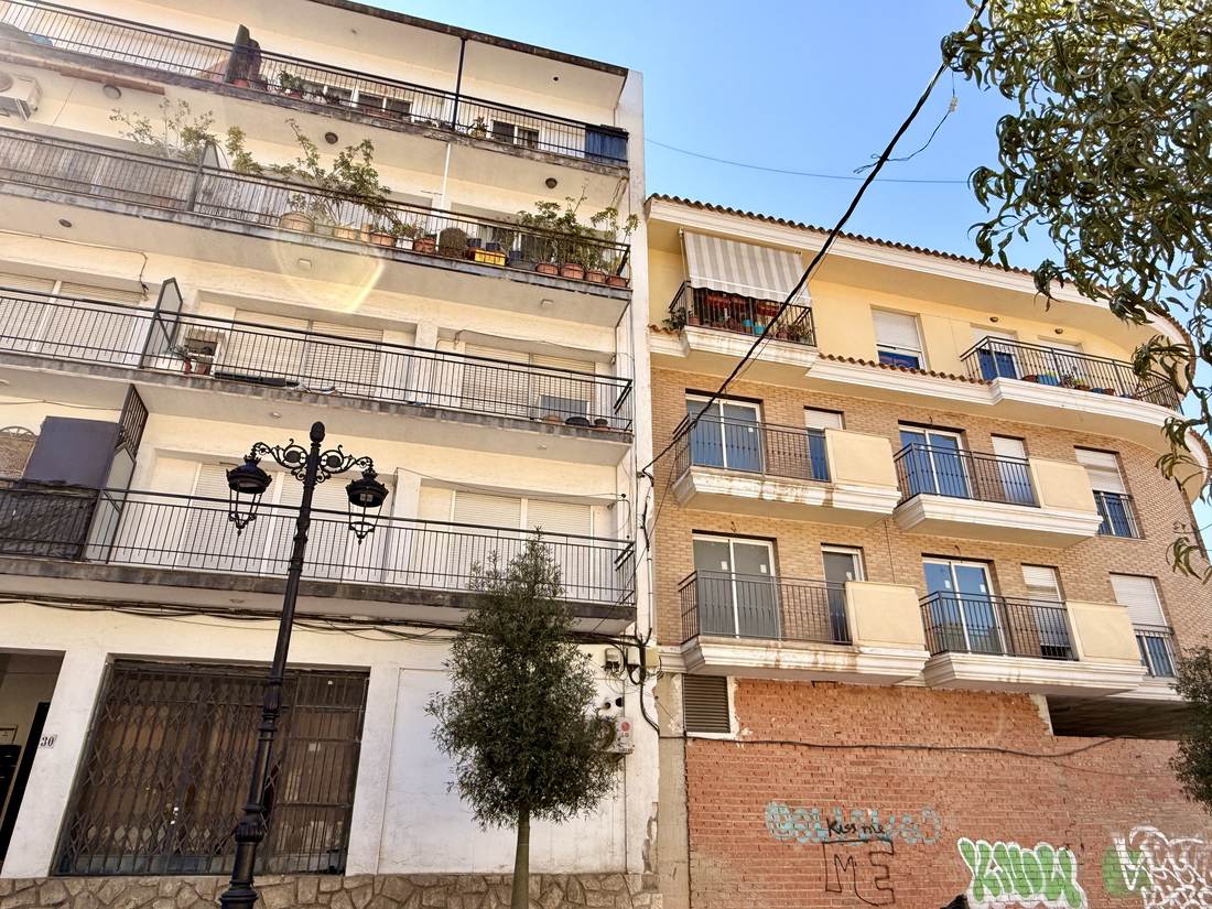 La calle del edificio — el piso de Polop