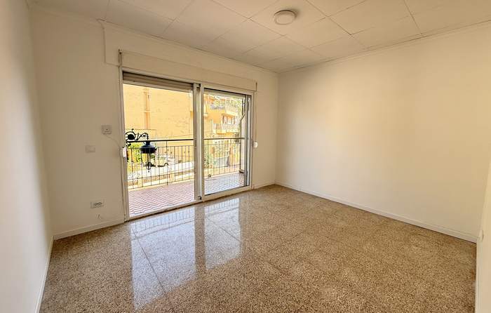 Salón del piso de Polop, vacío, con el ventanal a la terraza